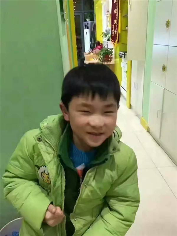 奇奇小朋友在易视界店面做矫正