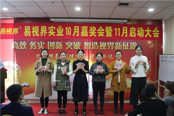 拿到现金的她们也非常开心