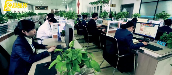 易视界员工在工作