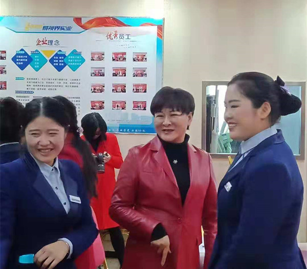 经贸骄子现场与老师交流沟通