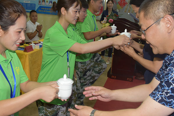 经贸骄子向校知名敬上一杯枣生荔枝茶