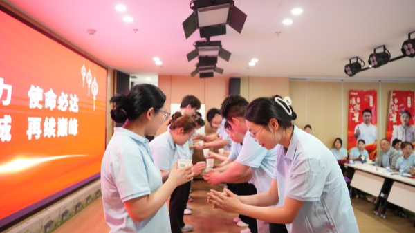 易视界拜师仪式进行中