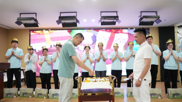 易视界温馨的集体生日