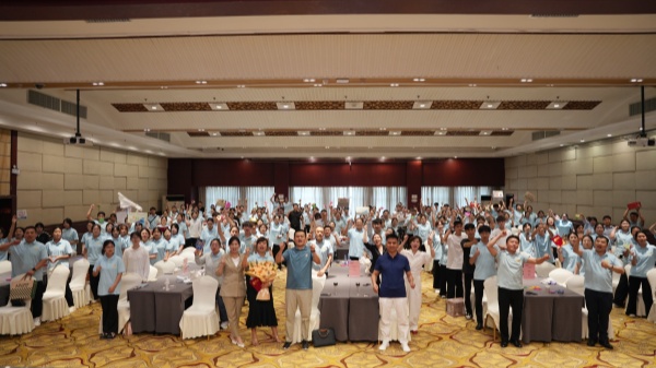 易视界2025年6月嘉奖会暨7月启动大会集体大合照