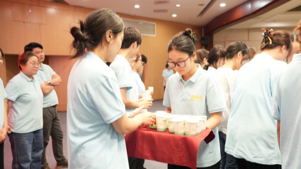 易视界拜师仪式进行中