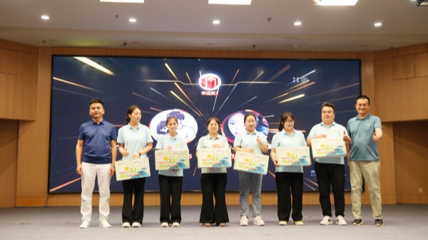 现场抽奖获奖的小伙伴们上台领奖