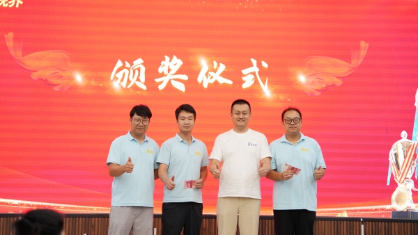 易视界2025年7月表现优秀的伙伴上台领奖