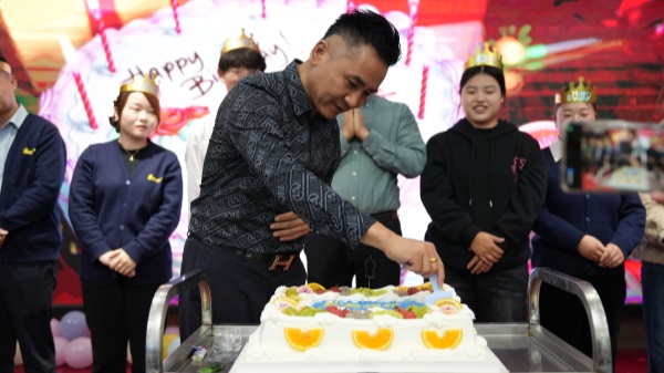 易视界2025年温馨的集体生日