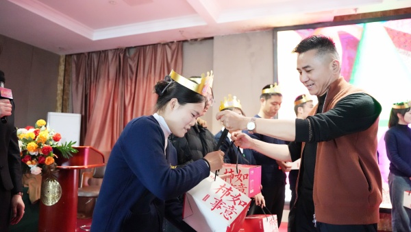 易视界温馨的集体生日