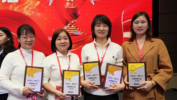 易视界2026星级门店奖获得者上台领奖