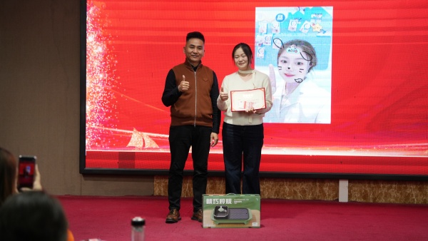 易视界2025年12月份冠军标杆奖获得者上台领奖