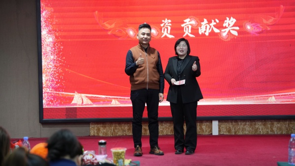 易视界2025年12月份人资贡献奖获得者上台领奖