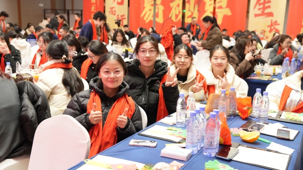 易视界2025骏马追光共赴新程年会盛典精彩瞬间