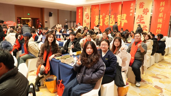 易视界2025骏马追光共赴新程年会盛典精彩瞬间