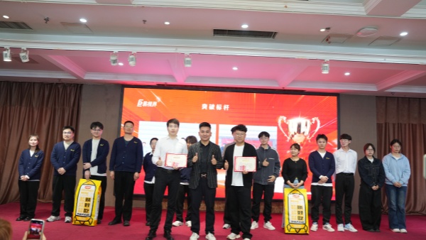 易视界2026年3月突破标杆奖获得者上台领奖