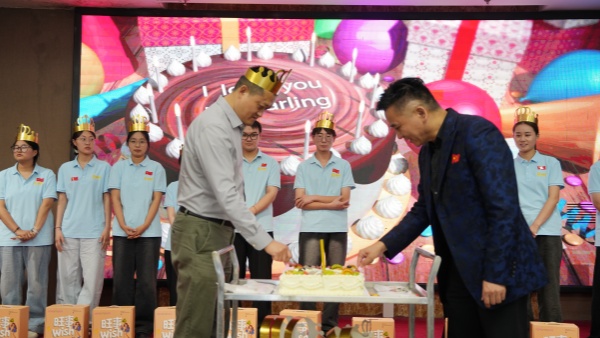 易视界温馨的集体生日
