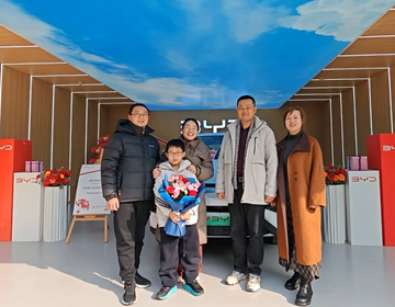 以行动敬奋斗 易视界第五辆比亚迪荣耀交付