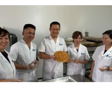 易视界中秋献礼：匠心定制专属月饼，致敬全国易家人